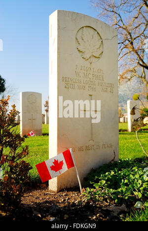 Cassino Commonwealth War Cemetery. Die Soldaten, die in der Schlacht von Monte Cassino während des zweiten Weltkriegs fiel sind dort begraben. Es gibt 4.266 Gräber von Soldaten aus UK, Kanada, Australien, Neuseeland, Südafrika, Indien, Nepal und Pakistan und ein Soldat der Roten Armee. 284 von ihnen wurden nicht identifiziert. Das Grab eines kanadischen Soldaten. Stockfoto