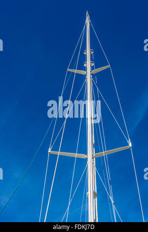 Mast eines Segelboot gegen den Himmel Stockfoto