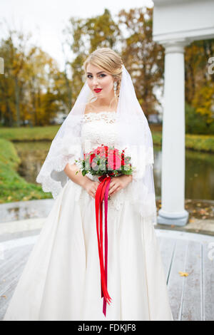 Die Braut mit einem Blumenstrauß im Herbst Stockfoto