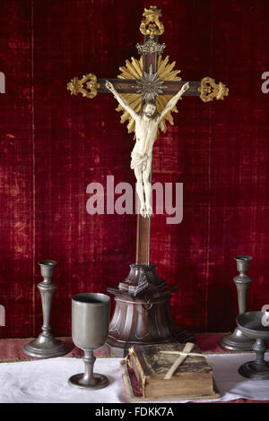 Kruzifix, Kommunion Schiffe und eine Bibel auf dem Altar in der Kapelle in Moseley Old Hall, Staffordshire. Stockfoto