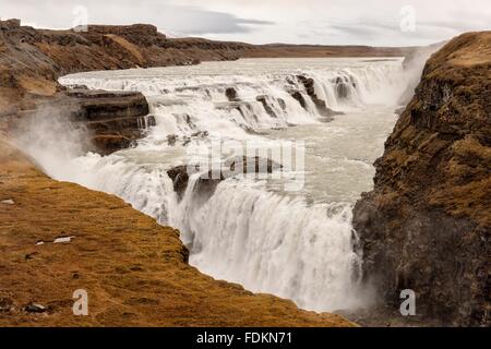 Gullfoss Wasserfall in Island, Teil der Golden Circle touristischen route auf der Vulkaninsel. Stockfoto