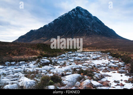 Buachaille Etive mor mit dem Fluss Coupall im Vordergrund Stockfoto