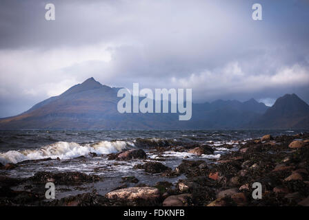 Die schwarzen Cullins auf der Isle Of Skye vor der Elgol Küste über Loch Scavaig Stockfoto