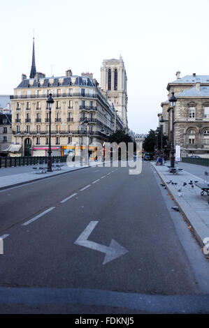 Frankreich Paris - 15.08.2013 - leer / Ile-de-France (Region) / Paris - Arcole-Brücke mit Notre Dame Kathedrale im Hintergrund. Stockfoto