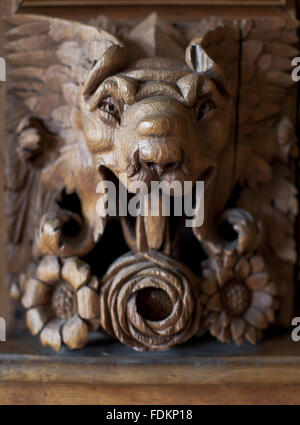 Eine geschnitzte Tierkopf in braun-Zimmer in Tredegar House, Newport, South Wales. Stockfoto