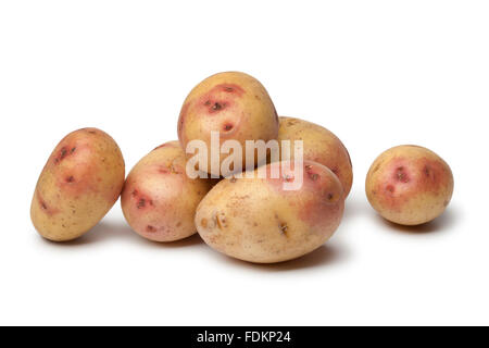 Frische Kartoffeln von Carolus auf weißem Hintergrund Stockfoto