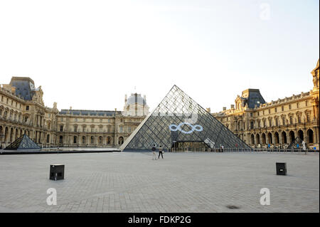 Frankreich Paris - 15.08.2013 - leer / Ile-de-France (Region) / Paris - Glaspyramide auf dem Napoleon-Platz des Louvre-Mus Stockfoto