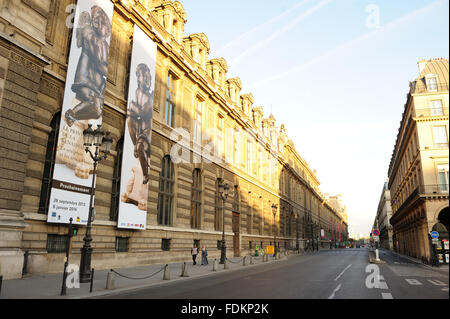 Frankreich Paris - 15.08.2013 - leer / Ile-de-France (Region) / Paris - Rivoli Straße und dem Louvre Museum. Verlassene Straßen Stockfoto