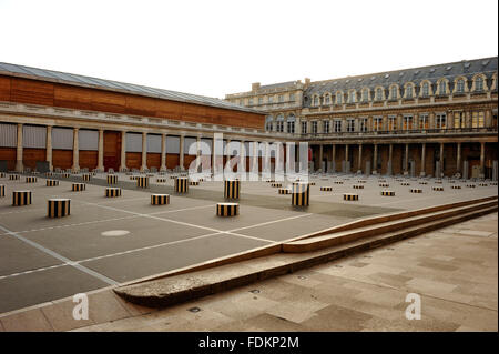 Frankreich Paris - 15.08.2013 - leer / Ile-de-France (Region) / Paris - Palais-Royal yard mit den Buren-Spalten. Verlassene stre Stockfoto