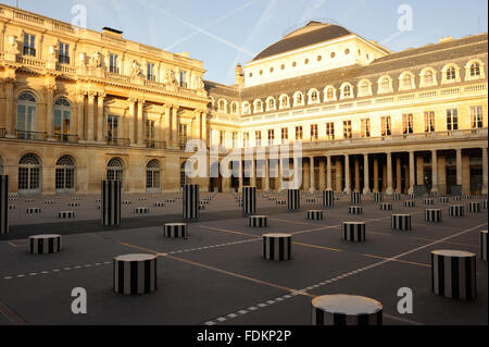 Frankreich Paris - 15.08.2013 - leer / Ile-de-France (Region) / Paris - Palais-Royal yard mit den Buren-Spalten. Verlassene str Stockfoto