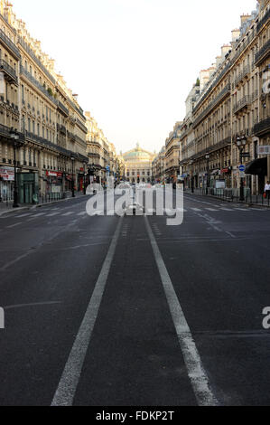 Frankreich Paris - 15.08.2013 - leer / Ile-de-France (Region) / Paris - Opera-Boulevard mit der Oper im Hintergrund. Verlassen Stockfoto