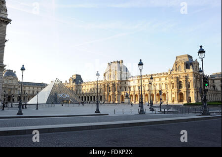 Frankreich Paris - 15.08.2013 - leer / Ile-de-France (Region) / Paris - frühe Besucher im Louvre Museum auf der Napoleon-Sq Stockfoto