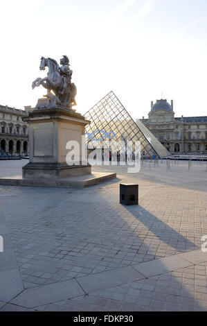 Frankreich Paris - 15.08.2013 - leer / Ile-de-France (Region) / Paris - frühe Besucher im Louvre Museum auf der Napoleon-Sq Stockfoto