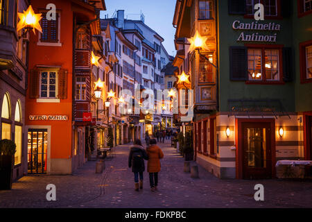 Augustinergasse Gasse in der Nacht mit Weihnachtsschmuck, Zürich, Schweiz. Stockfoto