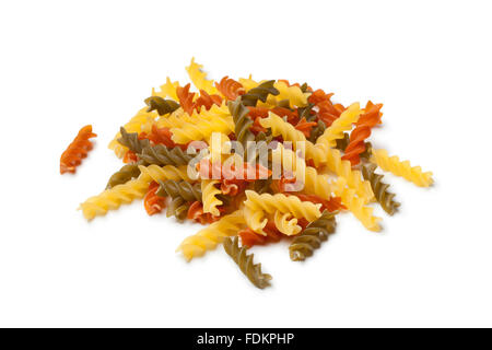 Rohe Fusilli Nudeln auf weißem Hintergrund Stockfoto