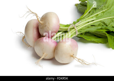 Frische junge kleine Rüben Closeup auf weißem Hintergrund Stockfoto