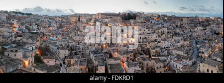 Blick über den Sasso Barisano von Piazza Duomo, Matera, Basilikata, Italien Stockfoto