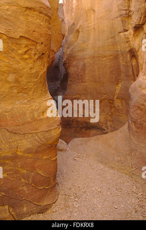 Slotcanyon mit bunten Sandstein in Petra, Jordanien Stockfoto