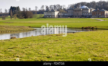 Die Nordfront des Kedleston Hall, Derbyshire, über dem See gesehen. Matthew Brettingham und James Paine entworfen, das Haus mit Robert Adam übernimmt das Design und die Zugabe von dramatischer Portikus im Jahre 1760. Stockfoto