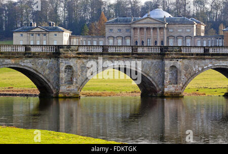 Die Nordfront des Kedleston Hall, Derbyshire, jenseits der Brücke gesehen. Matthew Brettingham und James Paine entworfen, das Haus mit Robert Adam übernimmt das Design und die Zugabe von dramatischer Portikus im Jahre 1760. Stockfoto