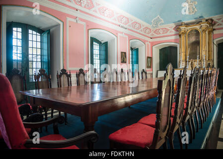 Kirche V.O.T. do Carmo, Tisch mit Stühlen, Salvador, Bahia, Brasilien Stockfoto
