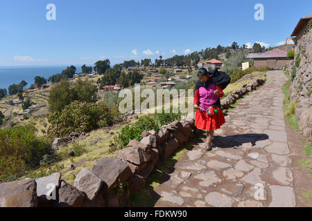 Insel Taquile, Peru - 6. September 2015: Eine Frau Bowls ein traditionelles Tuch in Insel Taquile, Titicacasee, Peru. Stockfoto