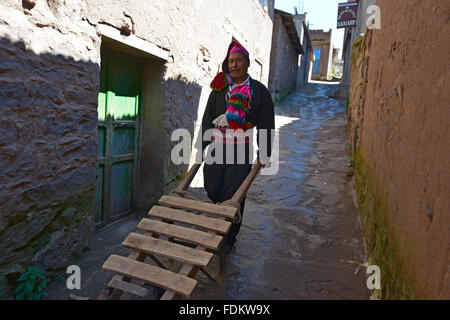 Insel Taquile, Peru - 6. September 2015: A Man Bowls ein traditionelles Tuch in Insel Taquile, Titicacasee, Peru. Stockfoto