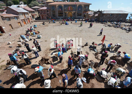 Insel Taquile, Peru - 6. September 2015: Menschen arbeiten und Bowls ein traditionelles Tuch in Insel Taquile, Titicacasee, Peru. Stockfoto