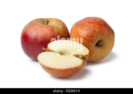 Ganze und halbe Belle de Boskoop Äpfel auf weißem Hintergrund Stockfoto