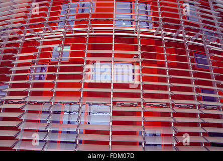 Fassade des Torre Agbar, Nahaufnahme. Barcelona, Spanien. Stockfoto