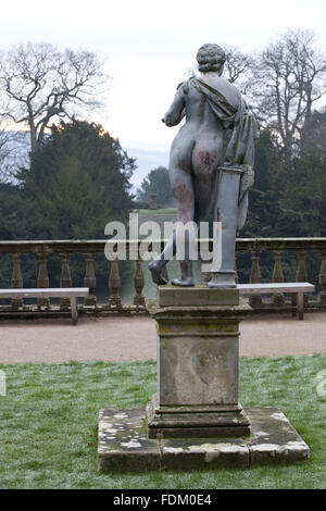 Rückansicht der C18th Blei Statue eines Hirten von John Van Nost auf der Orangerie-Terrasse am Powis Castle und Garten, Welshpool, Powys. Stockfoto