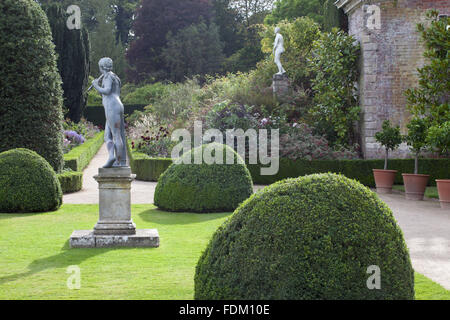 C18th führen Statue eines Hirten von John Van Nost auf der Orangerie-Terrasse am Powis Castle and Garden, Welshpool, Powys. Stockfoto