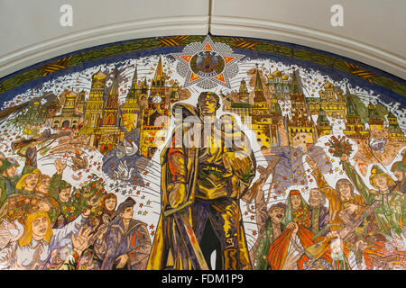 Mosaik mit Victory Day Feierlichkeiten in Metro-Station Park Pobedy, Moskau, Russland Stockfoto