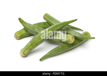 Frisches rohes Okra auf weißem Hintergrund Stockfoto