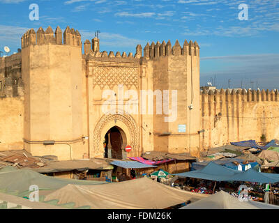 Markt im Bab Chorfa bei Sonnenuntergang, Blick vom Bou Jeloud Quadrat. Bab Chorfa ist ein Tor zur alten Medina von Fes El Bali. Fez, Marokko. Stockfoto