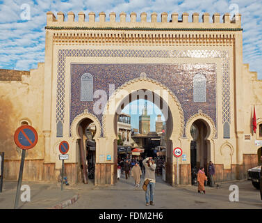 Touristen fotografieren und Menschen mit Djellaba Wandern in Bab Bou Jeloud. Das blaue Tor ist ein Tor zur alten Medina von Fes El Bali. Stockfoto