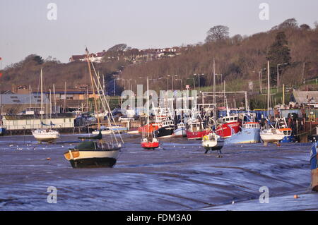 Yachten und Fischerboote am Leigh-on-Sea, Essex. Stockfoto