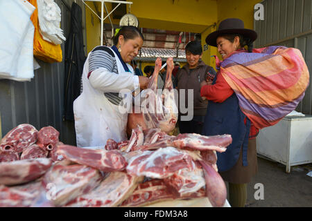 Cusco, Peru - 12. September 2015: Nicht identifizierten Personen auf dem Cuzco-Markt am 12. September 2015 in Cuzco, Peru. Stockfoto