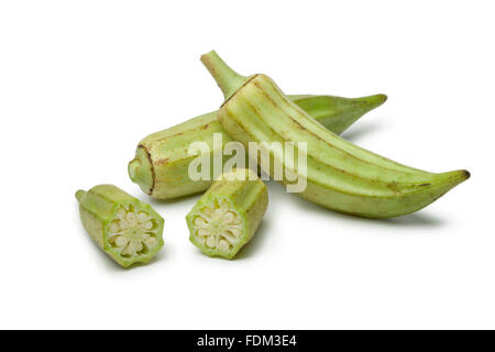 Frisches rohes Okra auf weißem Hintergrund Stockfoto