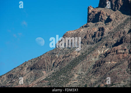 Klippen und Mond im Teide Nationalpark Parque Nacional de Las Canadas del Teide. Stockfoto