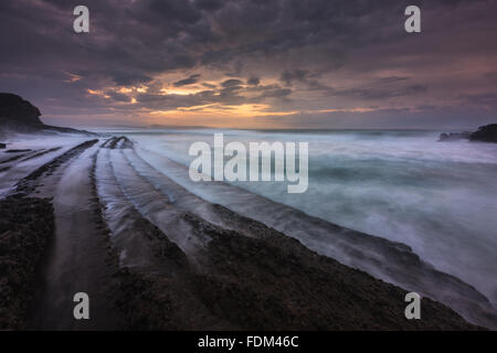 Einige Flysch-Linien in der Nähe von El Madero Beach in Costa Quebrada. Liencres, Pielagos, Kantabrien, Spanien. Stockfoto