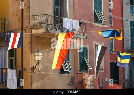 Einige Fahnen und Balkone und Fenster in Vernazza, Cinque Terre (fünf Länder) Nationalpark, Ligurien, Italien. Stockfoto