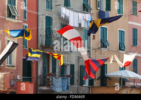 Einige Fahnen und Balkone und Fenster in Vernazza, Cinque Terre (fünf Länder) Nationalpark, Ligurien, Italien. Stockfoto