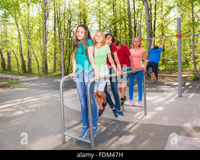 Happy Teens halten und hangeln hängen Stockfoto