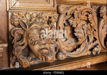 Geschnitzten hölzernen Fries in der Braun-Zimmer in Tredegar House, Newport, South Wales. Dieser Kopf ist angeblich, eine Karikatur von König Charles I als eine Maus. Stockfoto