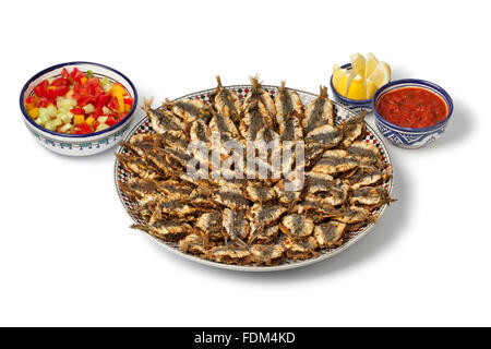 Schale mit marokkanischen gebratene gefüllte Sardinen auf weißem Hintergrund Stockfoto