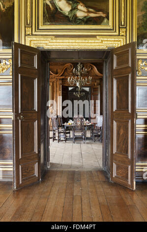 Blick aus dem vergoldeten Zimmer in den braunen Raum bei Tredegar House, Newport, South Wales. Stockfoto