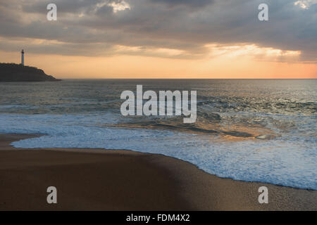 Chambre d ' Amour Strand bei Sonnenuntergang, mit Biarritz Leuchtturm im Hintergrund. Anglet, Aquitaine, Frankreich. Stockfoto