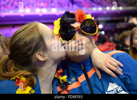 Fans der deutschen Handball National team feiert bei einem Fan-Festival in der Arena Max Schmeling in Berlin, 1. Februar 2016. Das Team gewann die Europäische Handball-Weltmeisterschaft letzte Nacht mit ihrem Sieg über Spanien im Finale in Krakau. Foto: Jörg CARSTENSEN/dpa Stockfoto