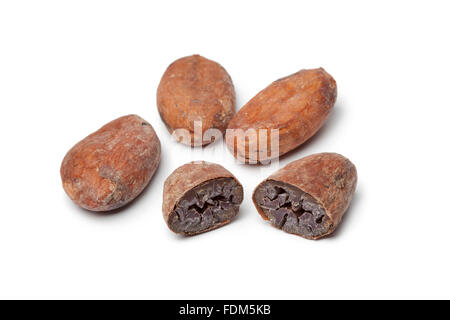 Fair-Trade-Cocoa-Bohnen auf weißem Hintergrund Stockfoto